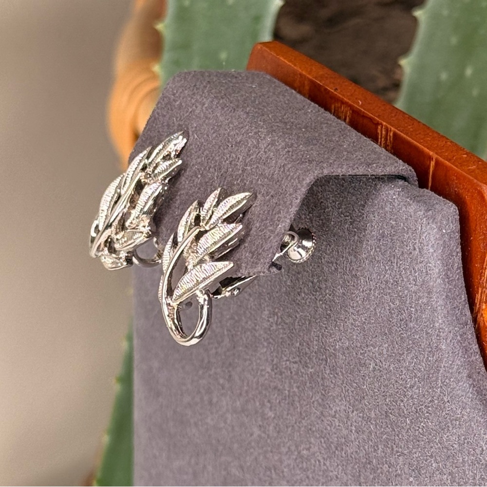 VTG Napier Silver Leaf Earrings Mid-Century Screw Back Clip On Botanical Jewelry - Picture 2 of 7